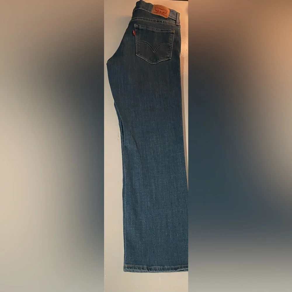 Levi's Classic Fit Women’s Jeans in Medium Wash - Picture 4 of 6